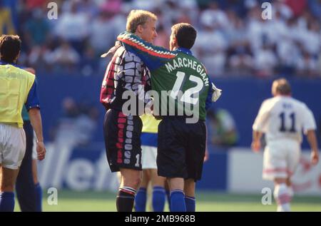 East Rutherford, Vereinigte Staaten. 20th Jan, 2023. firo, 06/23/1994 archive photo, archive photo, archive, archive photos football, soccer, WORLD CUP 1994 USA, 94 group phase, group E Italy - Norway 1:0 Luca Marchegiani, half figure, with, and, Erik Thorstvedt Credit: dpa/Alamy Live News Stock Photo