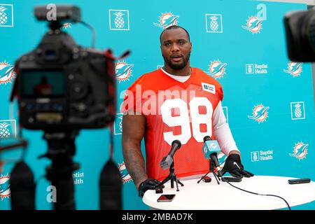 Miami Dolphins defensive tackle Raekwon Davis (98) is introduced during a  NFL football game against the Minnesota Vikings, Sunday, Oct.16, 2022 in  Miami Gardens, Fla. (AP Photo/Alex Menendez Stock Photo - Alamy