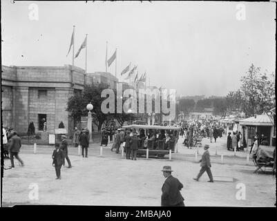 Wembley Park, Brent, Greater London Authority, 1924. Crowds in front of the Palace of Industry at the British Empire Exhibition in Wembley Park, with a 'Railodock' electric bus in the foreground. The British Empire Exhibition opened on St George's Day 1924 with the aim of stimulating trade and strengthening bonds between the countries of the British Empire. The Railodock bus shown in the foreground was an electric bus used to transport people between the different exhibition buildings on the site. Stock Photo