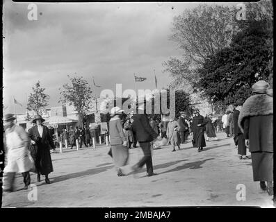 Wembley Park, Brent, Greater London Authority, 1924. People walking in the grounds of the British Empire Exhibition in Wembley Park with the Palace of Engineering visible in the distance. The British Empire Exhibition opened on St George's Day 1924 with the aim of stimulating trade and strengthening bonds between the countries of the British Empire. Stock Photo