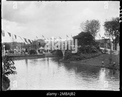 Wembley Park, Brent, Greater London Authority, 1924. A view of the lake with the Palace of Engineering beyond at the British Empire Exhibition in Wembley Park. The British Empire Exhibition opened on St George's Day 1924 with the aim of stimulating trade and strengthening bonds between the countries of the British Empire. Stock Photo