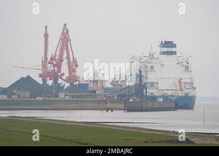 Brunsbuttel, Germany. 20th Jan, 2023. 20 January 2023, Schleswig-Holstein, Brunsbüttel: The floating LNG terminal 'Höegh Gannet' in Brunsbüttel. Photo: Marcus Brandt/dpa Credit: dpa picture alliance/Alamy Live News Stock Photo