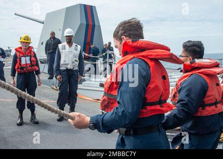 220614-N-UP745-1002 ATLANTIC OCEAN (June 14, 2022) Sailors heave line during a man overboard drill aboard the Arleigh Burke-class guided-missile destroyer USS Jason Dunham (DDG 109) in the Atlantic Ocean, June 14, 2022. Jason Dunham is on a scheduled deployment in the U.S. Naval Forces Europe area of operations, employed by U.S. Sixth Fleet, to defend U.S., allied and partner interests. Stock Photo