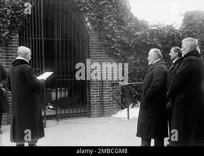 Serbian Mission To The U.S. at George Washington's tomb, Mount Vernon, Virginia, with Sec. Lansing, 1918. Stock Photo