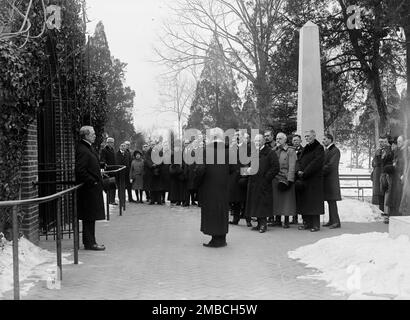 Serbian Mission To The U.S. at George Washington's tomb, Mount Vernon, Virginia, with Sec. Lansing, 1918. Stock Photo