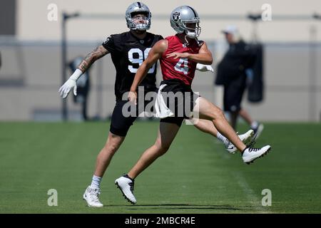 Las Vegas Raiders defensive end Maxx Crosby (98) looks on during an NFL  football practice Tuesday, June 15, 2021, in Henderson, Nev. (AP Photo/John  Locher Stock Photo - Alamy