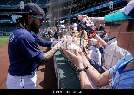 Seattle Mariners shortstop J.P. Crawford signs autographs for young fans  before a baseball game against the Boston Red Sox, Friday, June 10, 2022,  in Seattle. (AP Photo/Ted S. Warren Stock Photo - Alamy