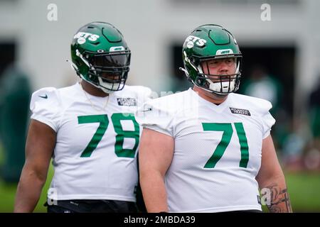 New York Jets' Nate Herbig, left, and Philadelphia Eagles' Isaac Seumalo  after of a preseason NFL football game, Friday, Aug. 12, 2022, in  Philadelphia. (AP Photo/Matt Rourke Stock Photo - Alamy