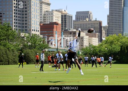 Cincinnati Bengals' Kwamie Lassiter II makes a catch as he takes part in  drills at the NFL football team's rookie minicamp in Cincinnati, Friday,  May 13, 2022. (AP Photo/Aaron Doster Stock Photo 