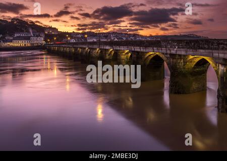 Bideford Long Bridge just before sunrise on a crisp January morning. The bridge spans the River Torridge, joining Bideford on the west side with East- Stock Photo