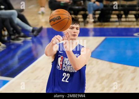 Participants in the 2022 NBA basketball Draft Combine gather at center  court Wednesday, May 18, 2022, at the Wintrust Arena in Chicago. (AP  Photo/Charles Rex Arbogast Stock Photo - Alamy