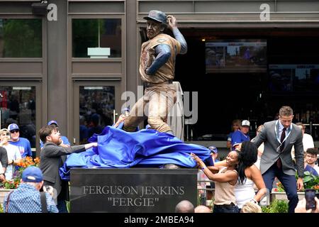 Cubs honor Fergie Jenkins with Wrigley statue