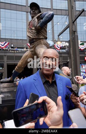 Cubs unveil statue honoring franchise great 'Fergie' Jenkins