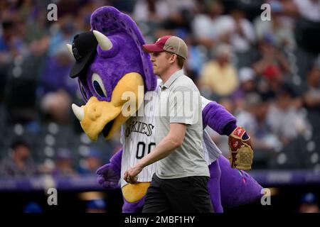 Colorado Rockies mascot Dinger, front, and his father, Dug, in the first  inning of a baseball game Sunday, June 19, 2022, in Denver. (AP Photo/David  Zalubowski Stock Photo - Alamy