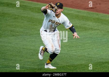 Pittsburgh Pirates right fielder Jack Suwinski loses his cap while