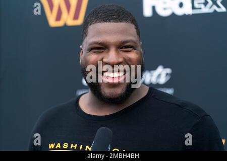 Washington Commanders defensive tackle Phidarian Mathis (98) runs a drill  during an NFL football practice at FedEx Field, Saturday, Aug. 6, 2022, in  Landover, Md. (AP Photo/Alex Brandon Stock Photo - Alamy