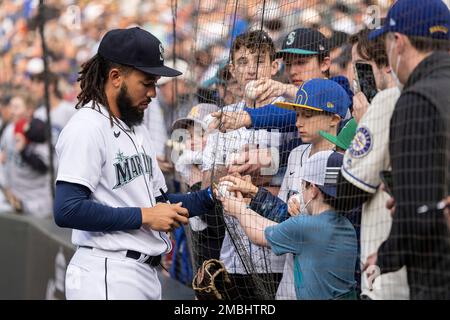 Seattle Mariners' J.P. Crawford signs autographs before a spring training  baseball game against the Kansas City Royals Sunday, Feb. 26, 2023, in  Surprise, Ariz. (AP Photo/Charlie Riedel Stock Photo - Alamy