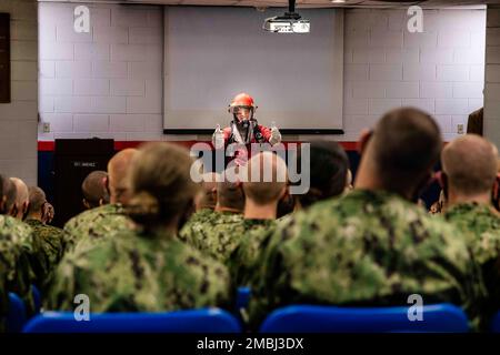 220616-N-PW480-0163 GREAT LAKES, Ill. (June 16, 2022) – Damage Controlman 1st Class Manuel Jimenez, a firefighting and damage control instructor at Recruit Training Command (RTC), leads Naval Reserve Officer Training Corps (NROTC) New Student Indoctrination (NSI) midshipman candidates in a self-contained breathing apparatus (SCBA) training, June 16. Upon completion of NSI, the candidates will start their freshman year of the NROTC program at colleges and universities nationwide this fall. NSI is an indoctrination program hosted at RTC, and provides midshipmen with a common military training or Stock Photo