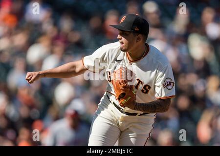 San Francisco Giants trade Mauricio Llovera to Boston for pitcher
