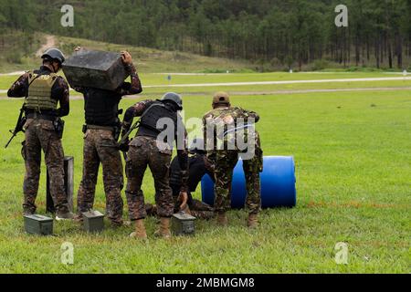 LA VENTA, Honduras - Members of the Armed Forces of Honduras run ...