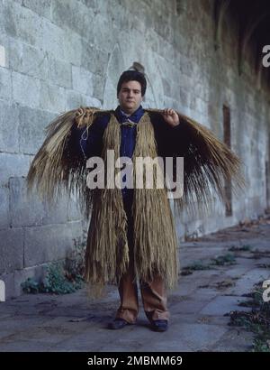 COROZA - Capa de junco o de paja, generalmente con capucha, que usan los labradores gallegos para protegerse de la lluvia. - FOTO AÑOS 80. ORONOZ JORGE. Stock Photo