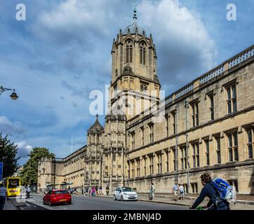 Christ Church College Tom Tower, designed by Sir Christopher Wren seen from St Aldate's Street in central Oxford Stock Photo