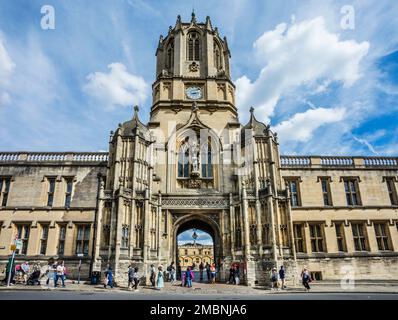 Christ Church College Tom Tower, designed by Sir Christopher Wren seen from St Aldate's Street in central Oxford Stock Photo