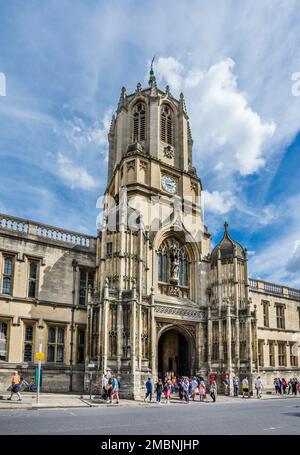 Christ Church College Tom Tower, designed by Sir Christopher Wren seen from St Aldate's Street in central Oxford Stock Photo