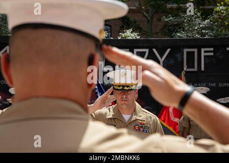 U.S. Marine Corps Col. Phillip N. Ash, left, salutes Maj. James P. McMenamin, outgoing commanding officer of Recruiting Station Baltimore, during a change of command ceremony in Baltimore, Maryland, Jun. 17, 2022. The change of command ceremony signified the transfer of command from Maj. McMenamin to Maj. Charles A. Jedlicka. Stock Photo