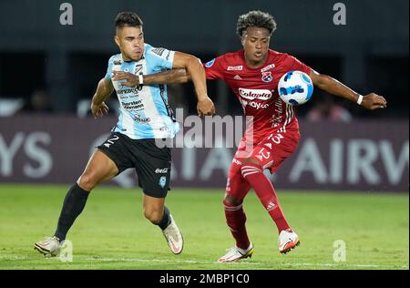 Aquilino Gimenez of Paraguay's Guairena FC, left, and Jaen Pineda