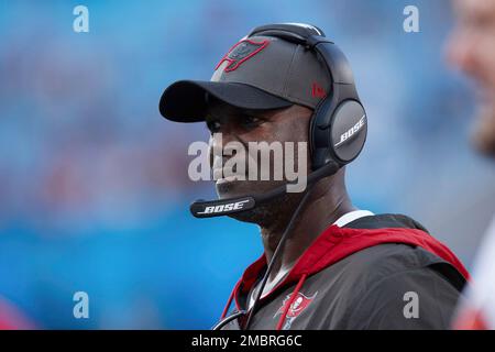 Tampa Bay Buccaneers defensive end Ndamukong Suh (93) lines up against the Los  Angeles Rams dur …