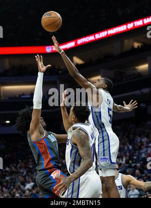 Oklahoma City Thunder forward Jalen Williams (8) shoots over Denver ...