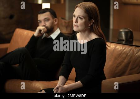 JULIANNE MOORE and JUSTICE SMITH in SHARPER (2023), directed by BENJAMIN CARON. Credit: Picturestart / A24 / Apple TV+ / Album Stock Photo