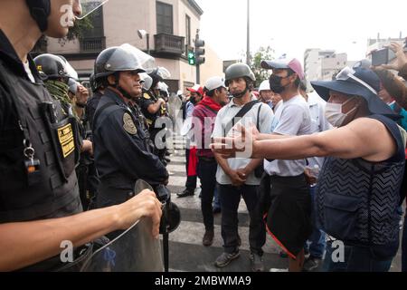 Lima. 20th Jan, 2023. Demonstrators confront with Peruvian police officers in Lima, Peru, Jan. 20, 2023 Thousands of protesters, who demand the resignation of Dina Boluarte, the dissolution of Congress and immediate elections, gathered in Lima and held rallies since Jan. 19. Credit: Mariana Bazo/Xinhua/Alamy Live News Stock Photo