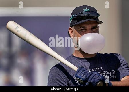 Eugenio Suarez: Bubble blowing skills gets attention of record holder