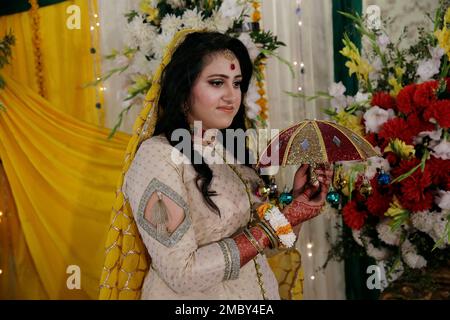 This Pakistani Bride's Nikkah Look is a Fusion of Elegant & Glam |  WeddingBazaar
