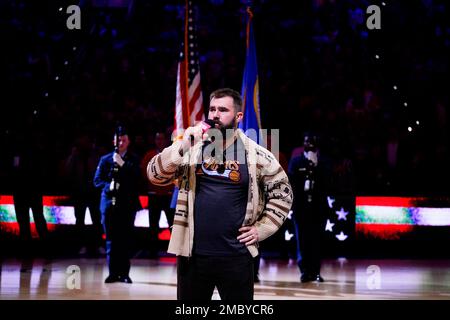 Eagles' Jason Kelce sings national anthem at Sixers game