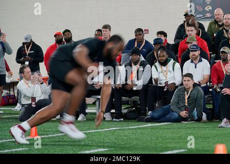 Offensive lineman Tyrese Robinson runs official 5.25-second time in 40-yard  dash at the 2022 combine