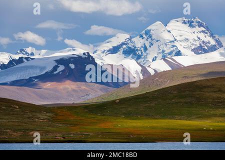 Dream Lake and Kizil-Asker glacier, Tian Shan mountain range near the Chinese border, Naryn Region, Kyrgyzstan Stock Photo