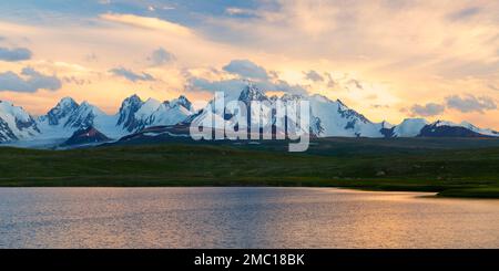 Sunset over Dream Lake and Kizil-Asker glacier, Kakshaal Too in the Tian Shan mountain range near the Chinese border, Naryn Region, Kyrgyzstan Stock Photo