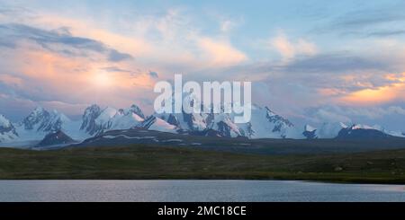 Sunset over Dream Lake and Kizil-Asker glacier, Kakshaal Too in the Tian Shan mountain range near the Chinese border, Naryn Region, Kyrgyzstan Stock Photo