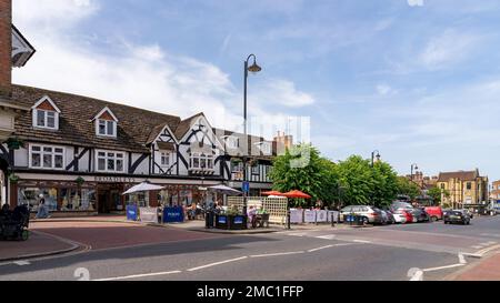 EAST GRINSTEAD, WEST SUSSEX, UK - JUNE 17 : Cafe culture in the High Street in East Grinstead on June 17, 2022. Unidentified people Stock Photo