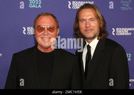 Estonian model Karmen Pedaru, left, displays a new creation with American fashion  designer Michael Kors, right, during the Michael Kors Jet Set Experi Stock  Photo - Alamy