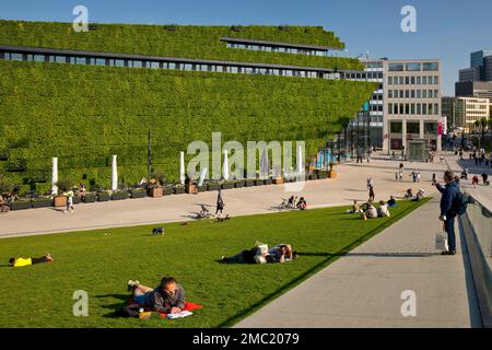 Green Ingenhoven valley with people, green architecture in the city, Koe-Bogen II, Duesseldorf, North Rhine-Westphalia, Germany
