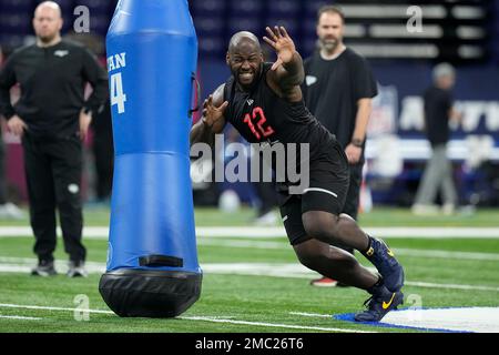 Defensive lineman Christopher Hinton runs official 5.28-second 40-yard dash  at 2022 combine