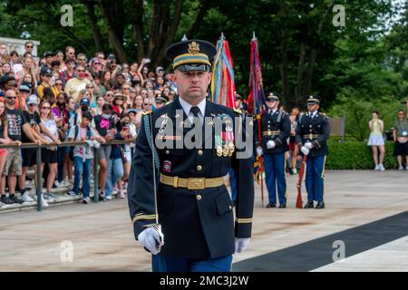 Soldiers assigned to the 3d U.S. Infantry Regiment (The Old Guard) participated in an Army Honor Wreath Ceremony for the Secret Service Washington Field Office at the Tomb of the Unknown Soldier in Arlington National Cemetery, Virginia, June 24, 2022. Special Agent Matthew Stohler, Special Agent in Charge (SES) Washington Field Office, participated in the wreath-laying hosted by Maj. Gen. Allan M. Pepin, commanding general, Joint Task Force-National Capital Region and the U.S. Army Military District of Washington. Stock Photo