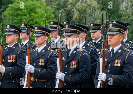 Soldiers assigned to the 3d U.S. Infantry Regiment (The Old Guard) participated in an Army Honor Wreath Ceremony for the Secret Service Washington Field Office at the Tomb of the Unknown Soldier in Arlington National Cemetery, Virginia, June 24, 2022. Special Agent Matthew Stohler, Special Agent in Charge (SES) Washington Field Office, participated in the wreath-laying hosted by Maj. Gen. Allan M. Pepin, commanding general, Joint Task Force-National Capital Region and the U.S. Army Military District of Washington. Stock Photo