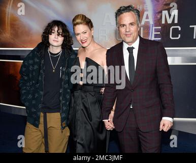 Actor Mark Ruffalo, right, poses with wife Sunrise Coigney and Bella