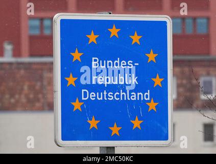 18 January 2023, Brandenburg, Frankfurt (Oder): A blue sign 'Federal Republic of Germany' with yellow stars stands at the city bridge. A residential and commercial building on Schulstrasse can be seen in the background. Photo: Soeren Stache/dpa Stock Photo