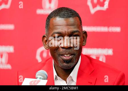 Wisconsin to retire Michael Finley's jersey